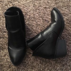 APT 9 Ankle Boots